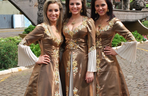 2010 / RAINHA: Jennyfer R. Zanluchi Scheffer / PRINCESAS: Débora Piazza Ziliotto, Denise Maria Pacassa